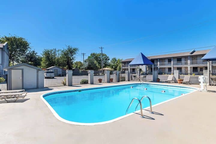 Pool 21 of 26